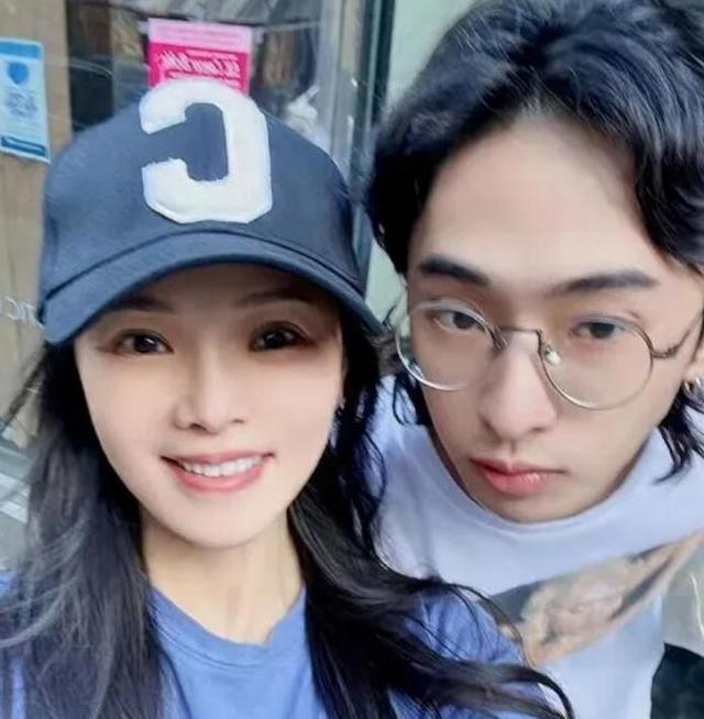 伊能静陪儿子逛街，蹲地上陪儿子试鞋母爱爆棚，小哈利一脸冷酷