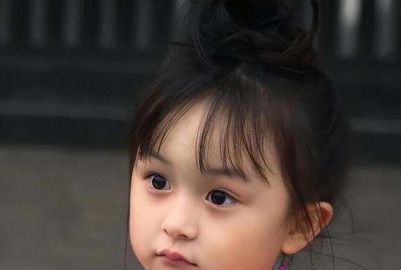 2岁出道的刘楚恬年入百万，因长相甜美被禁止整容，如今长成啥样