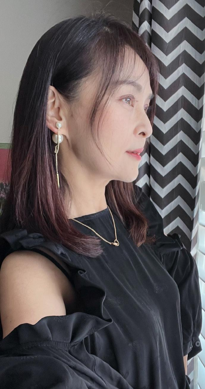 何音|何音加拿大庆女神节，穿露肩裙品红酒，20岁黄博远五官长相似妈妈！