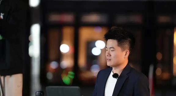 看完李佳琦的直播发现，俞敏洪的东方甄选，直播间太弱了！