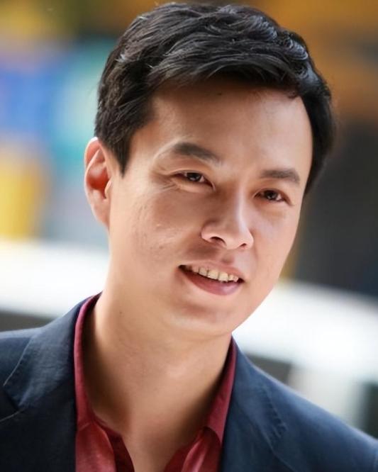 因穷被女友嫌弃，一气之下娶普通女教师的朱铁，如今过得如何了？