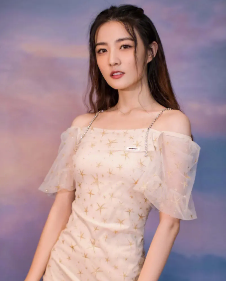 王佳宇|高颜值美女徐璐，从小美到大，温柔平易近人