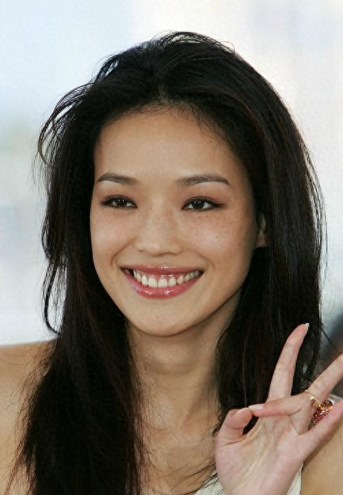 舒淇亮相红毯,宽眼距、小雀斑、大嘴巴的舒淇,到底哪里美?