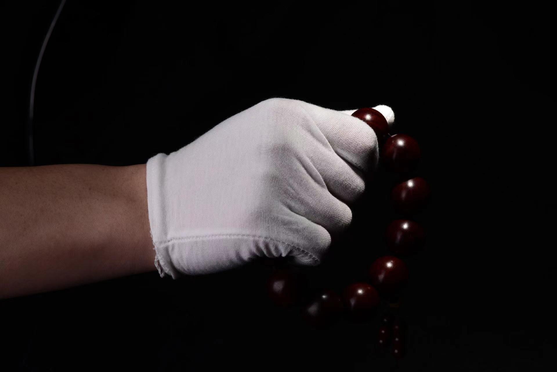 翡翠|行家都说盘文玩手串,都需要佩戴棉质手套,事实真的需要这样吗?