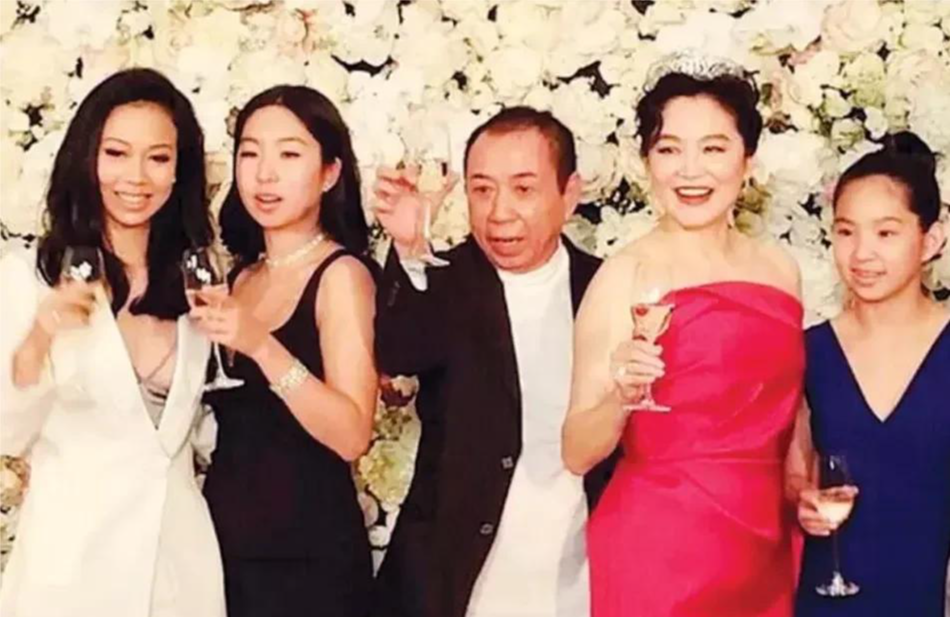 林青霞|69岁林青霞被逼宫二十年？女神不屑10亿豪宅，戴绿帽现身霸气回应