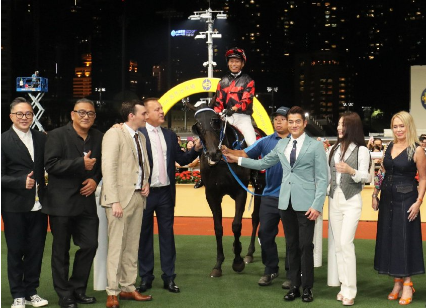 郭富城携妻子方媛现身马场 赛马赢得复出后首场头马