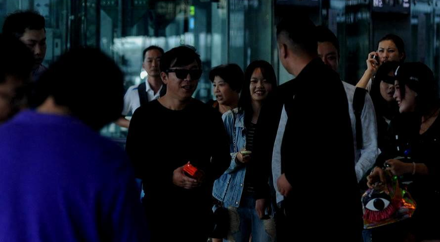 48岁黄渤现身香港机场,大哥任达华率众亲自接机,兄弟情深很有面子