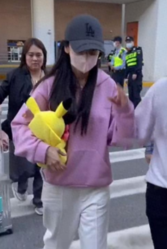 疯马秀风波后，Angelababy首露面，发声表明立场！