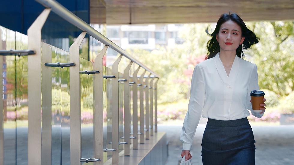 |对职场女性而言,早婚早育和晚婚晚育哪个更利于女性的职业生涯发展?