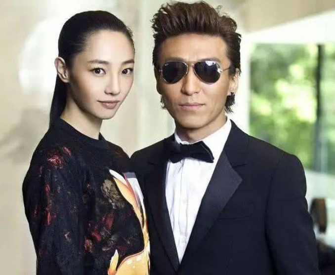 白百何又离婚了？带二胎儿子玩耍，因“一指弹”陷入事业危机的她成穿搭博主