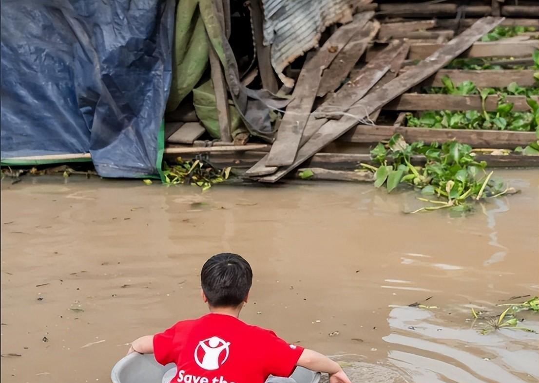 霍启刚慈善跑拥抱父子情，甘比陪女儿义工体验公益豪门教育