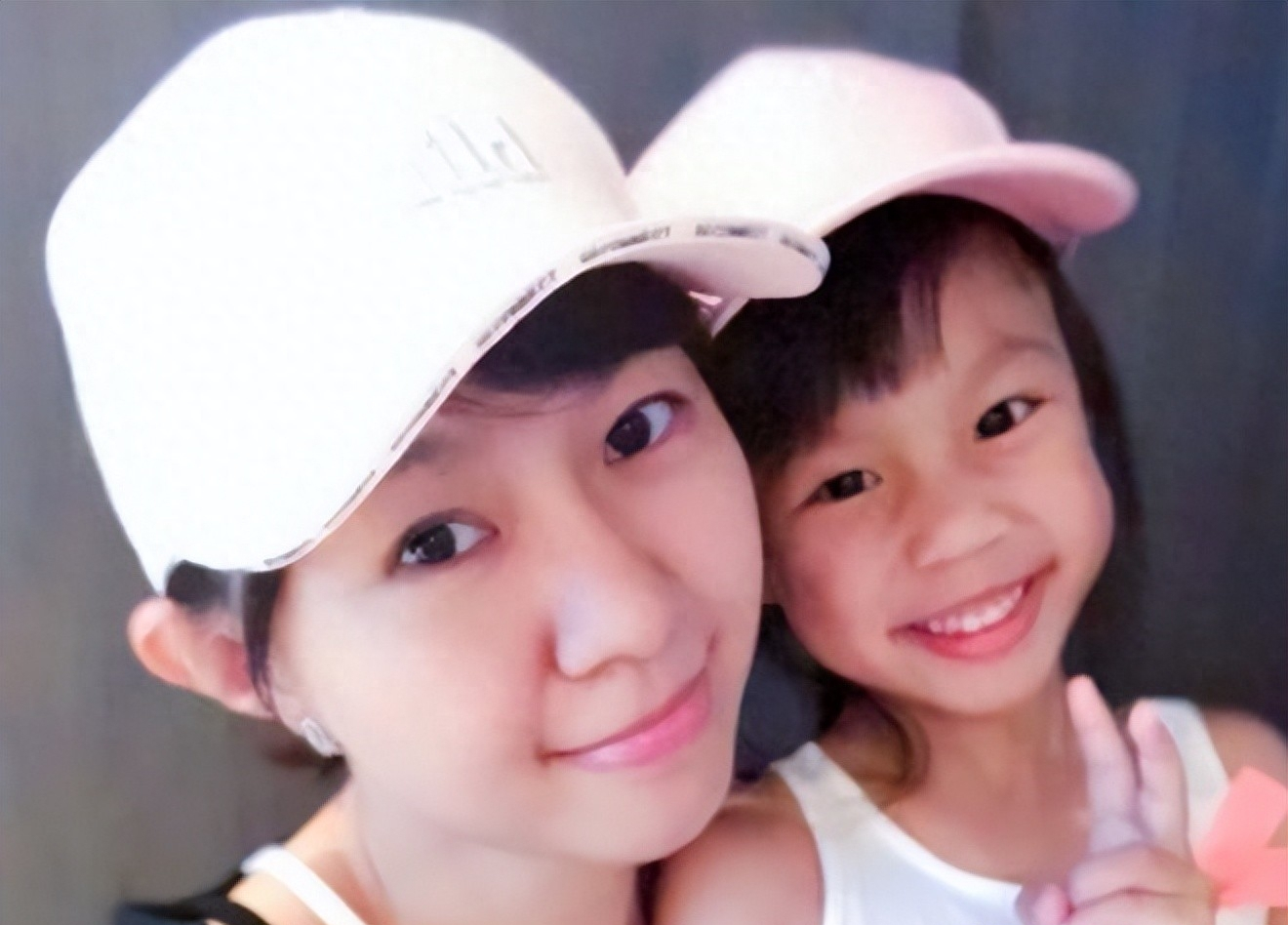 42岁卓依婷罕见露脸现身三亚，与她曾经的模样相比，简直判若两人