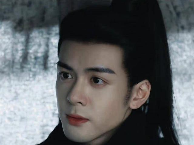 新剧中的热巴演技过人，汇聚了娱乐圈半壁江山，王鹤棣带薪追星。