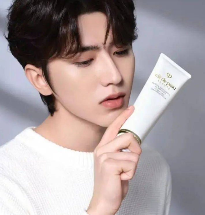 蔡徐坤将在韩国复出？晒近照同款帽子被抢疯，邓紫棋力挺