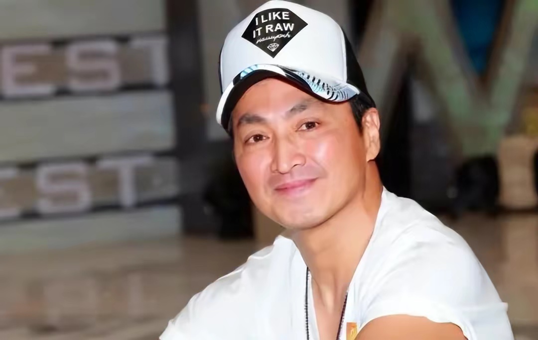 何家劲一生真爱不渝，终生未娶，为爱执着坚守至终！