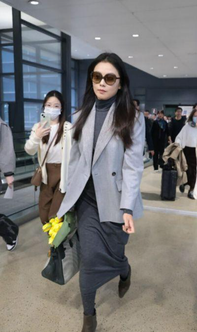 刘涛现身北京机场,灰色西装展现别样潇洒风姿,苗条身材引爆眼球