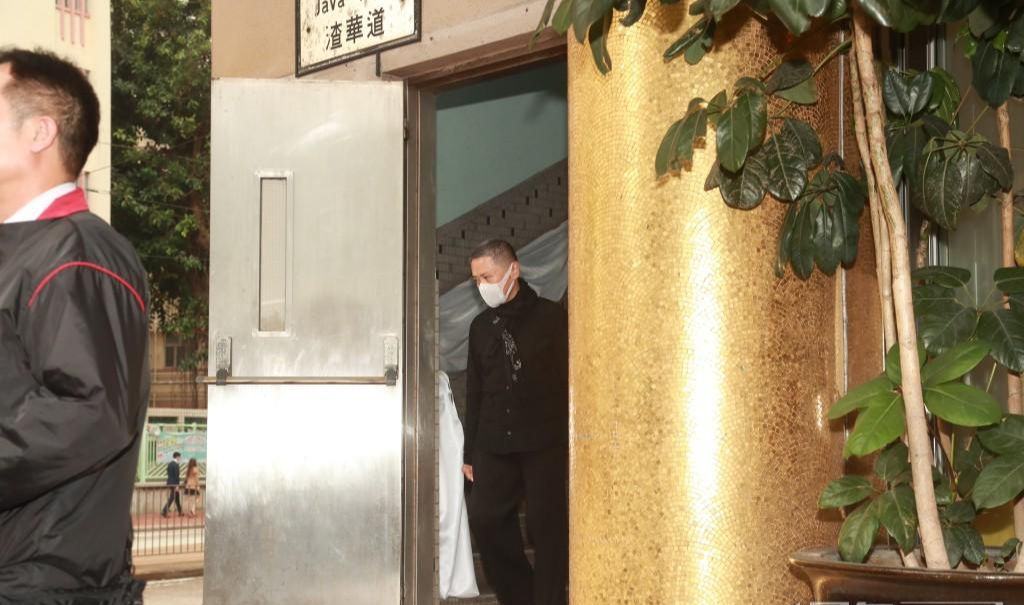 刘德华捧遗照悲痛万分送父亲出殡,姐姐现身,朱丽倩紧牵11岁女儿