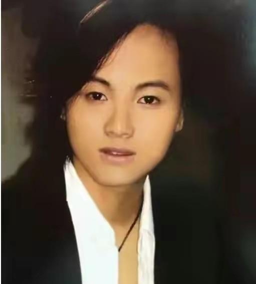 他15岁就开演唱会,19岁日挣万元,春晚请不动,但没人说他耍大牌