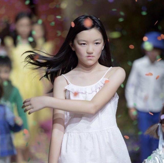 李嫣发新照片,脖子肿块明显,网友建议看医生