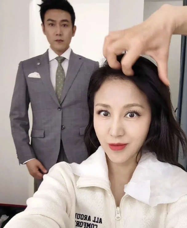 鲍蕾|鲍蕾短发十几年是因生完孩子脱发严重！拍杂志接长头发，像变个人