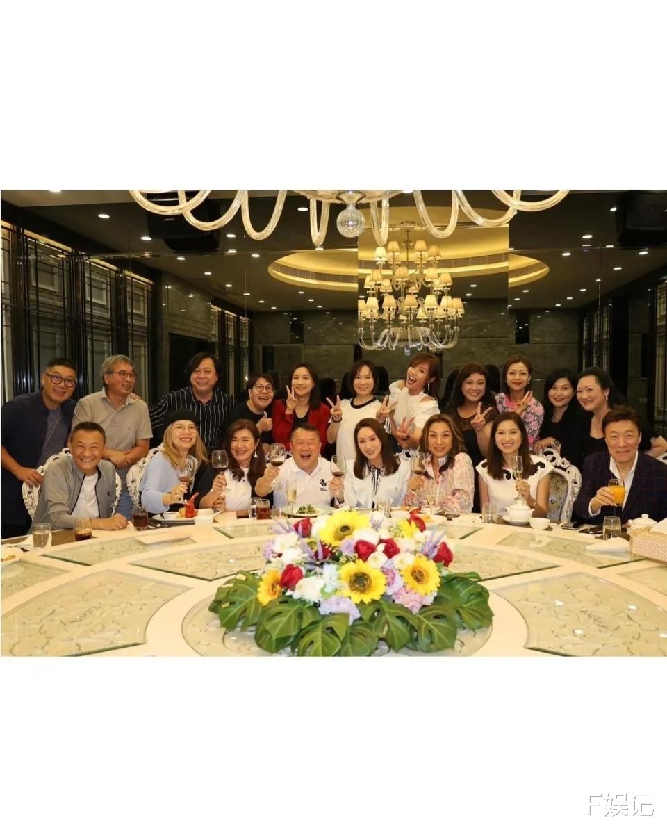 林文龙一家三口同款打扮一起参加活动 女儿是越来越像妈妈郭可盈