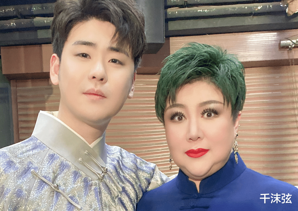 郭德纲|郭德纲妻子现身德云社庆典,染绿发瞪大眼,郭麒麟喊妈送水献殷勤