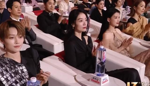 周冬雨|北影节开幕式座位安排显咖位,高叶坐张颂文背后,周冬雨紧挨成龙