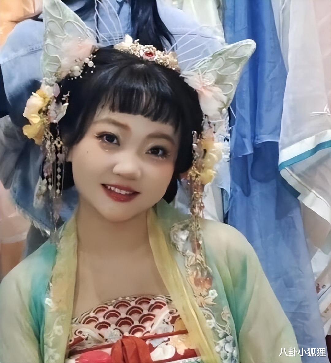 24岁林妙可参加婚礼，被指打扮土气，无滤镜照身材太胖吓坏网友