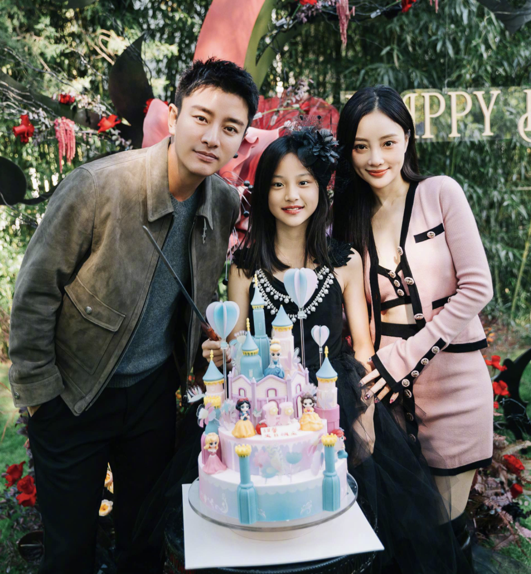 甜馨11岁生日,李小璐贾乃亮离婚后首晒全家福,罕见合体却无互动