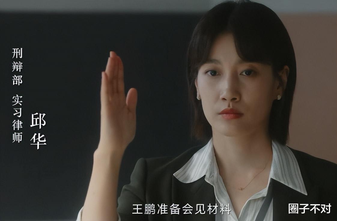 天呐！“硅胶脸”的风都刮进央视了，这次连热依扎都跟着摔了跟头