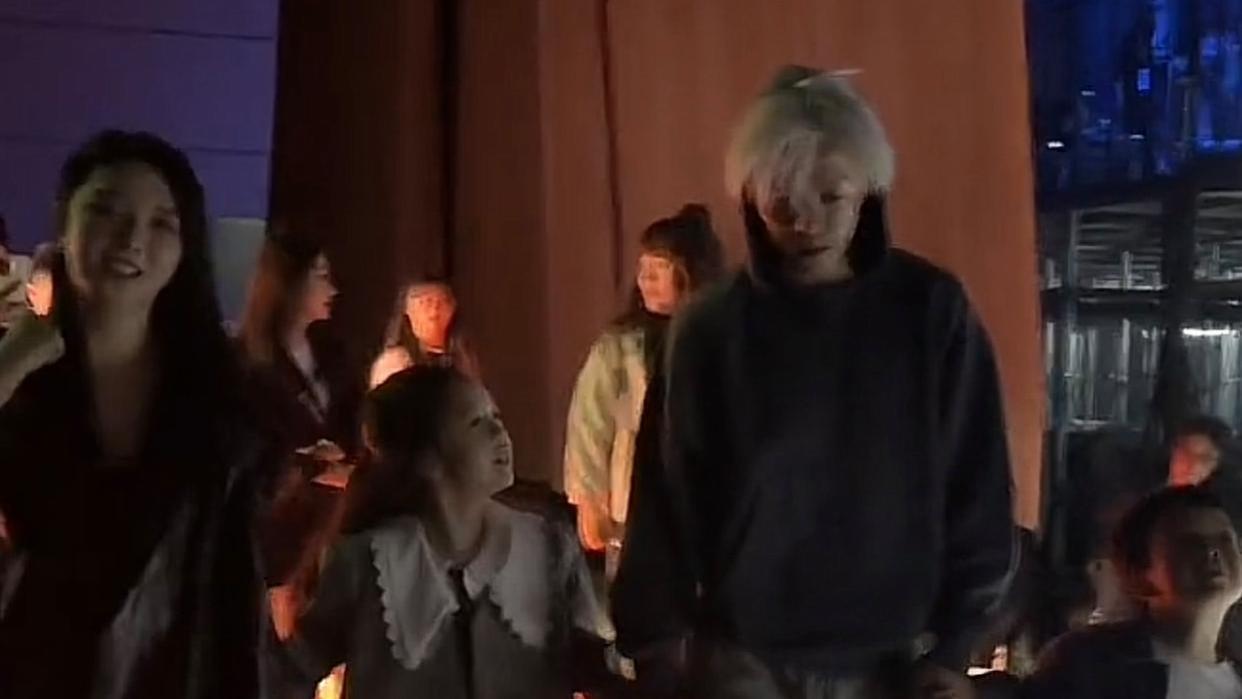 王栎鑫前妻现身演唱会，吴雅婷坐台下感动落泪！前公婆的举动暖心