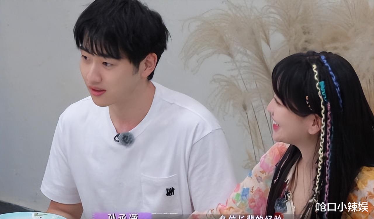 金莎与00后男友被戏称：像妈妈带儿子！何猷君巧妙回应真机智