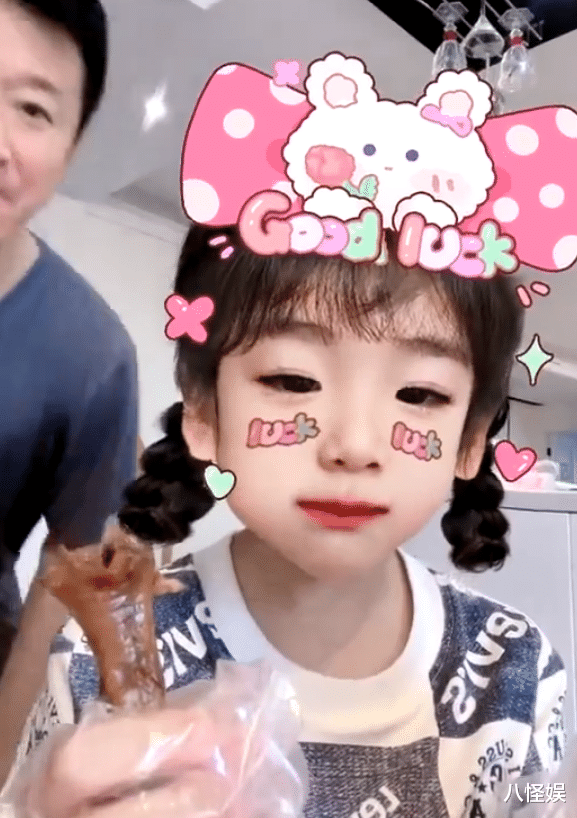 吴京谢楠特种兵式带娃，五天游四地，俩人累得坐地上相互依偎休息