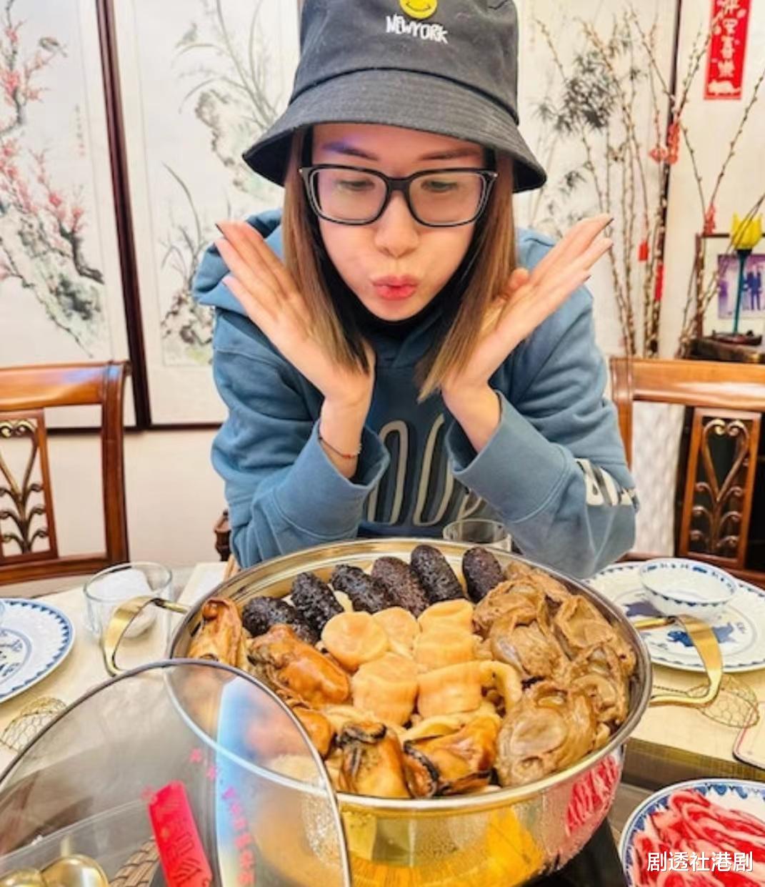 |出狱后心情大好!TVB知名男星成功融入富贵女友家中,齐齐吃开年饭