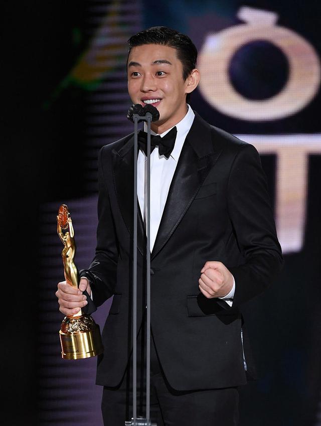 刘亚仁|刘亚仁现身警局配合调查,满头白发,面容颓废,顶流范却依旧十足