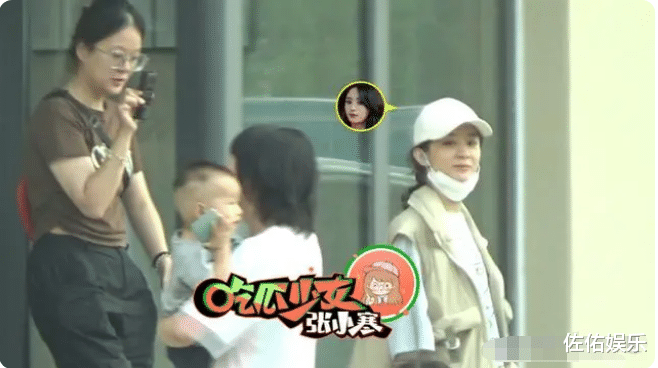 赵丽颖素颜出门会友,棉服加身引担忧,与小女孩打招呼接地气