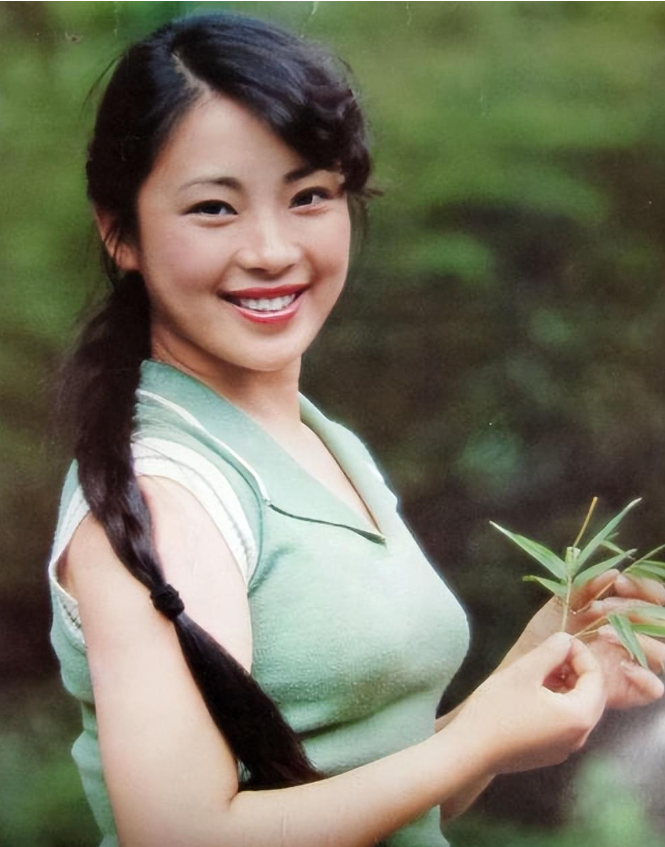 李连杰妻子利智变瘪嘴老太太,前妻黄秋燕美艳动人,不敌胸脯四两