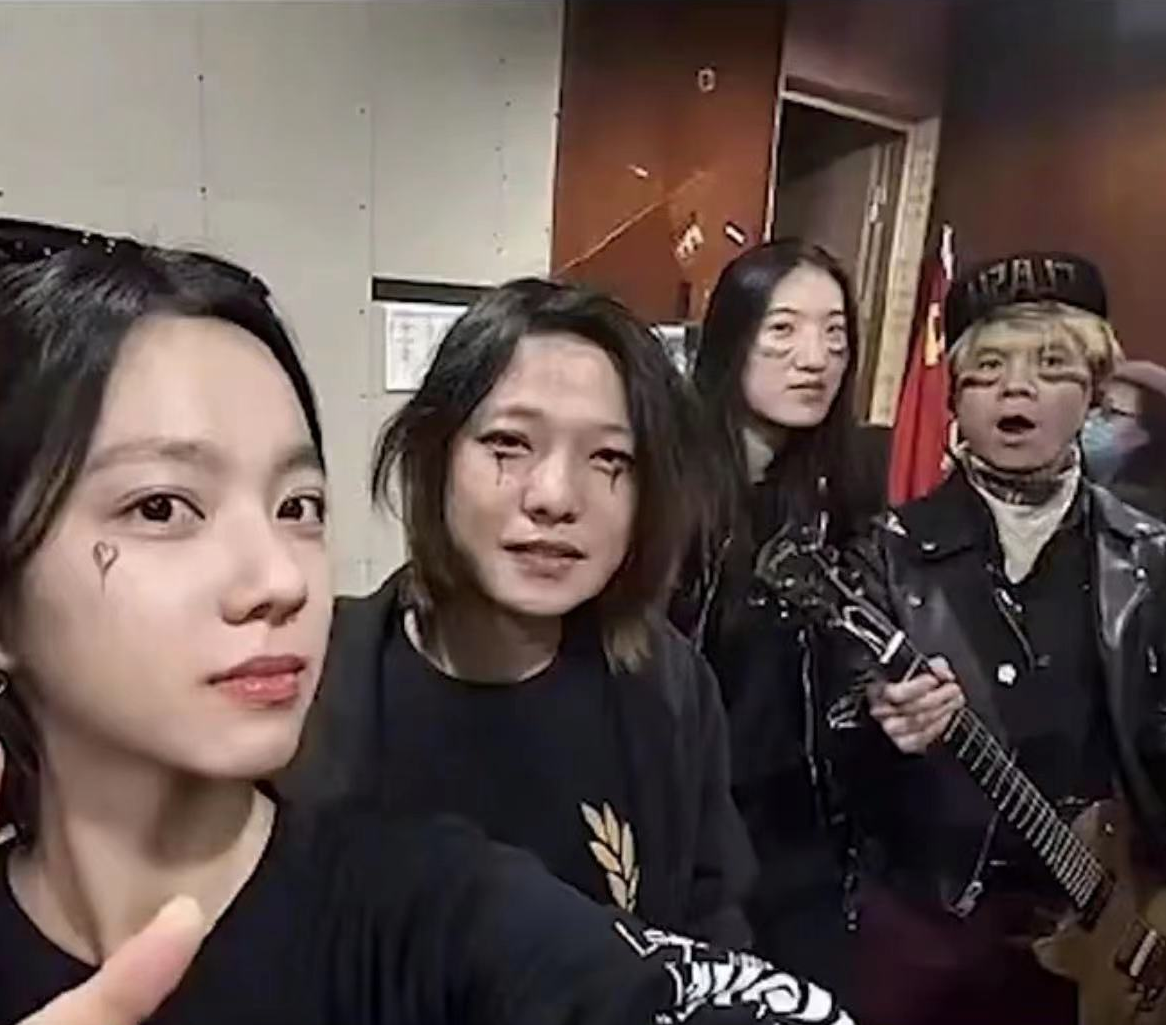 庄达菲|曝清纯小花秘恋大16岁歌手,男方长相老育有8岁小孩,知情人回应