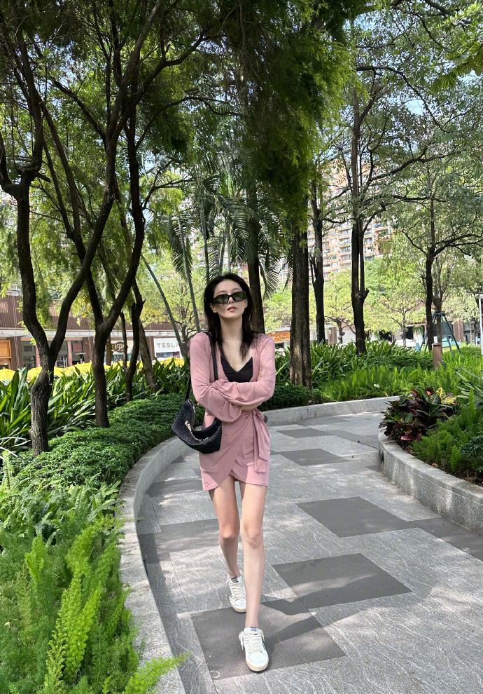 张馨予|张馨予在自家花园里拍照，老公视角下穿睡袍出镜，完美演绎人比花娇