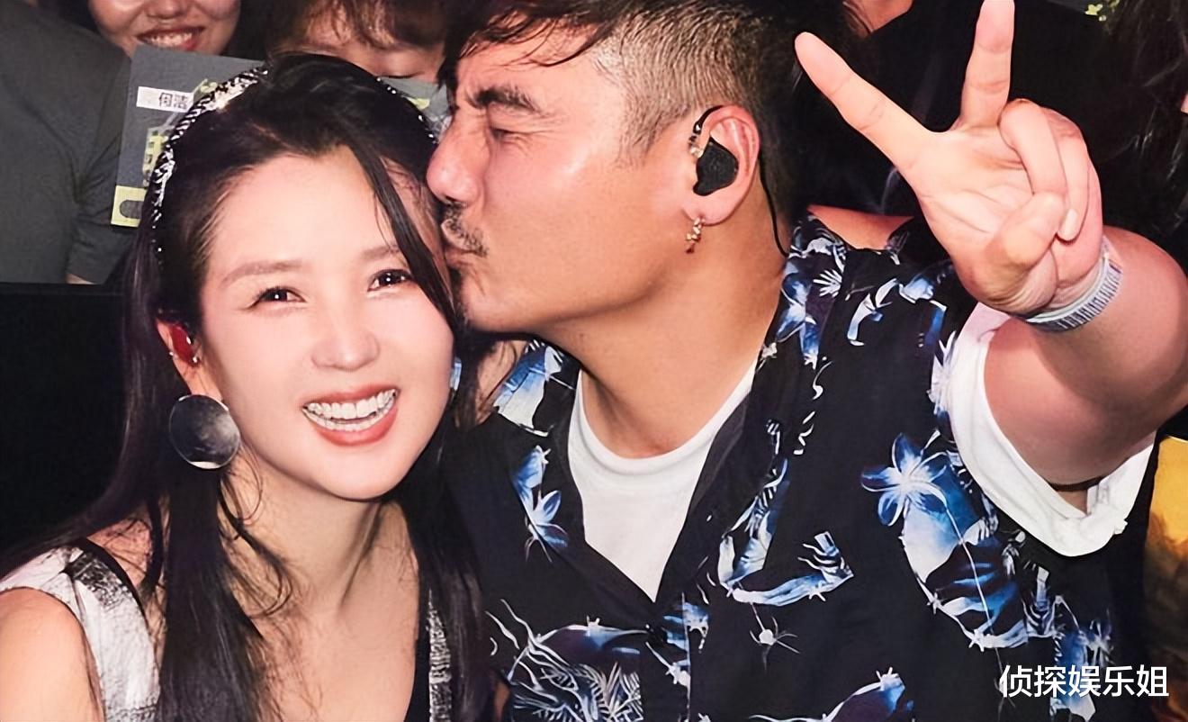 37岁何洁近照曝光,穿修身裙秀辣妈身材,瘦身近70斤后美出新高度