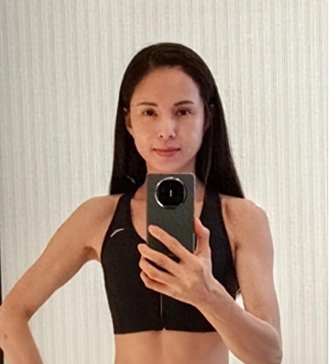 同样是43岁，当董洁和高圆圆同框，才知道中年女星瘦成排骨真丑！