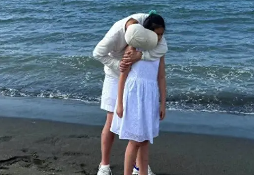 替身？汪小菲与辣妹吃夜宵，互亲密喂食，女方身份疑曝光, 长相似S