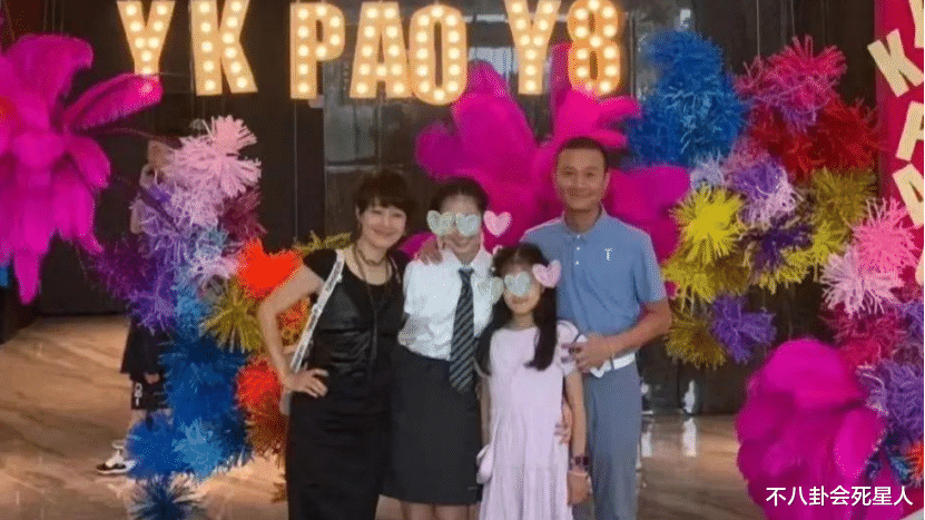 文章女儿素颜出镜，身材高挑但方脸塌鼻不如妈，意外曝光千万豪宅