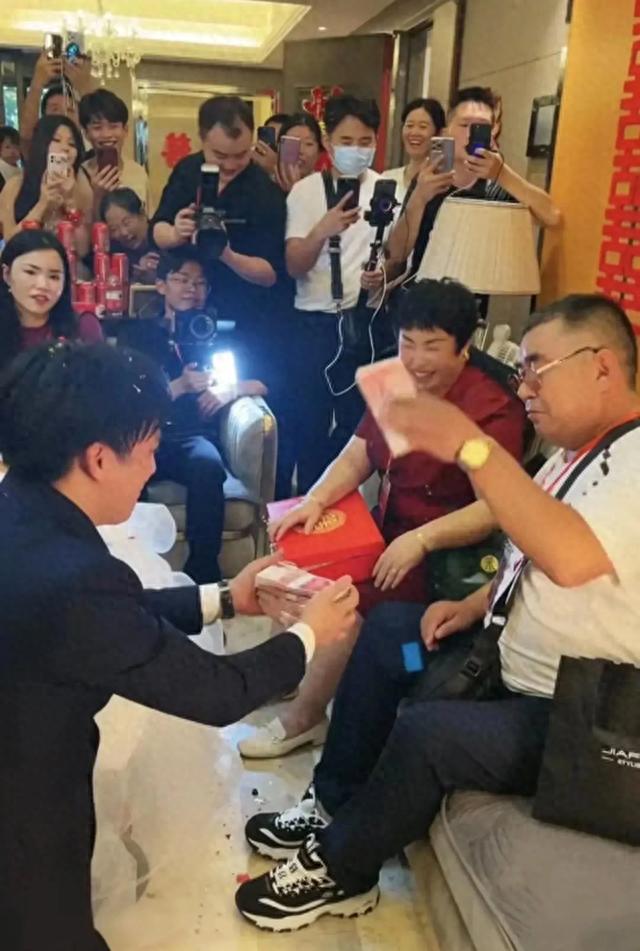 袖珍女李喜梅两任丈夫曝光，国庆大婚，公婆的表情一言难尽