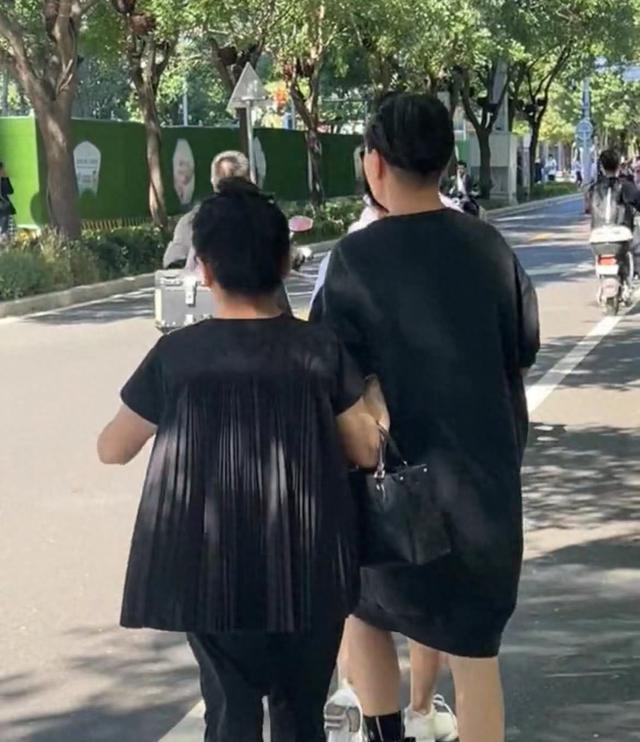 63岁宋丹丹北京逛街!身体虚弱需儿子搀扶,裤脚一高一低很有性格