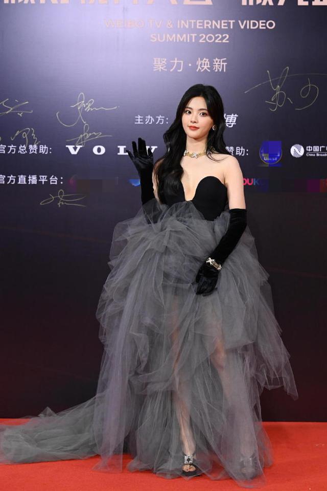 明星|红毯上明星的猎奇造型：穿肚兜，穿雨靴，披“床单”，戴刷碗手套