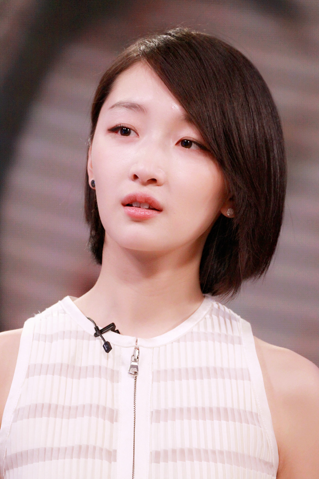 31岁周冬雨五官大变认不出！化妆后越来越美，与刚出道时判若两人