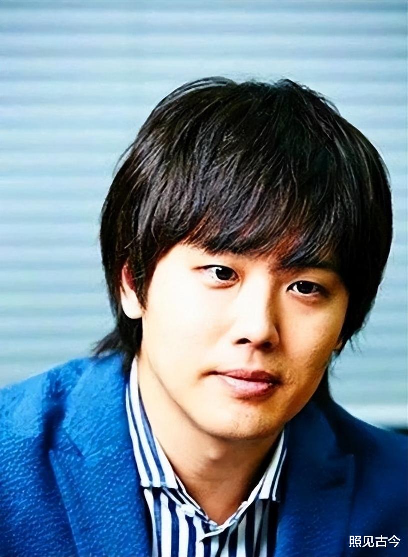 三浦友和：50年发型不变肌肉有型，帅气到老，2个儿子却不像他