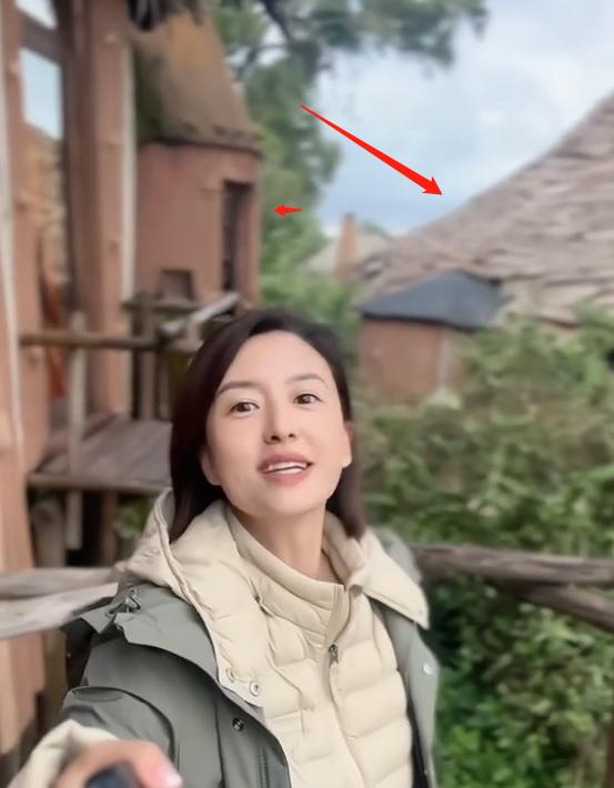 主持人张蕾现身非洲！住茅屋穿低胸装，被狮子追，安全状况引担忧