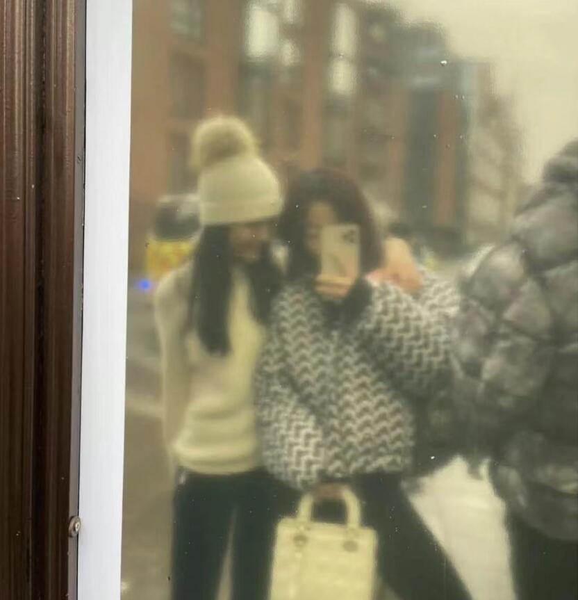 王诗龄|13岁王诗龄挑战熟女风!穿抹胸裙秀香肩美背,身材火辣比例太好